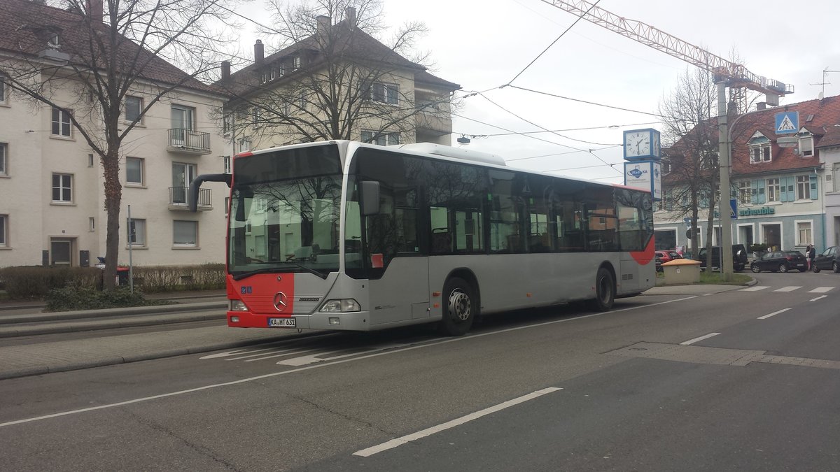 Hier wartet der KA HT 631 (Hagro) am Faschingssonntag an der Haltestelle Durlach Turmberg bis zu seiner abfahrt nach Karlsruhe Grötzingen. Gesichtet am 11.02.2018.