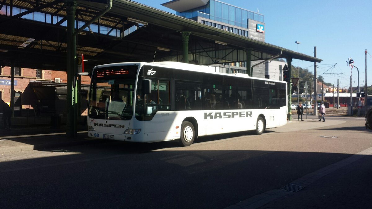 Hier wartet der KA KR 1441 von Kasper Reisen auf seinen nächsten Einsatz. Gesichtet am 04.10.2018 am Stadtbahnhof in Ettlingen.