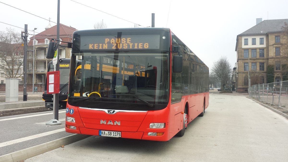 Hier wartet der KA SB 1178 von der Südwestbus (Leihwagen für FMO) auf seinen nächsten Einsatz. Gesichtet am 28.12.2018 am Durlacher Tor in Karlsruhe.