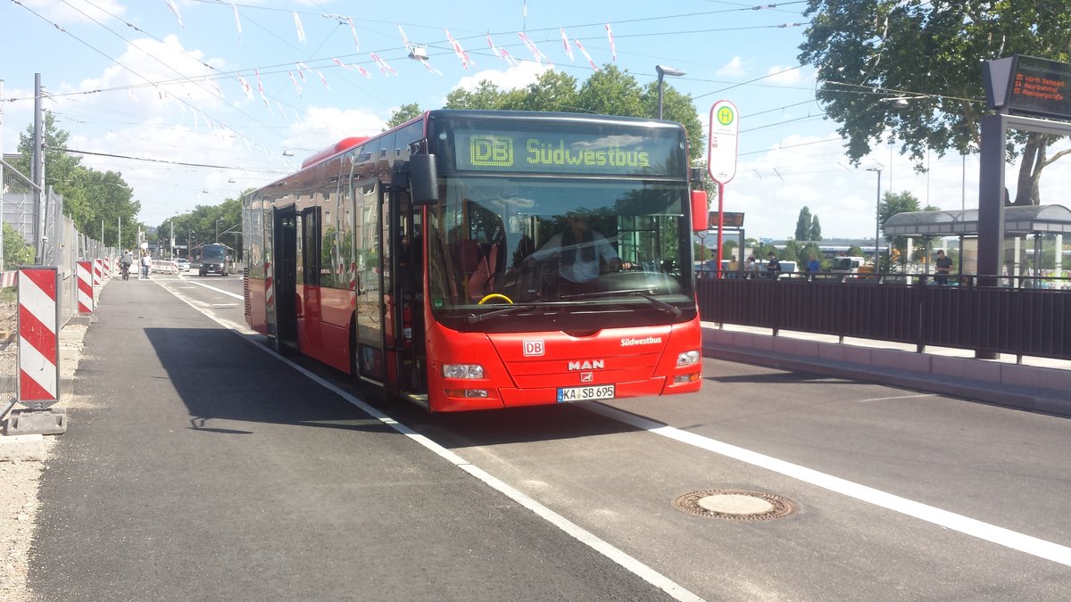 Hier wartet der KA SB 695 der Südwestbus auf seinen nächsten Einsatz. Gesichtet am 26.07.2018 an der Tullastraße in Karlsruhe.
