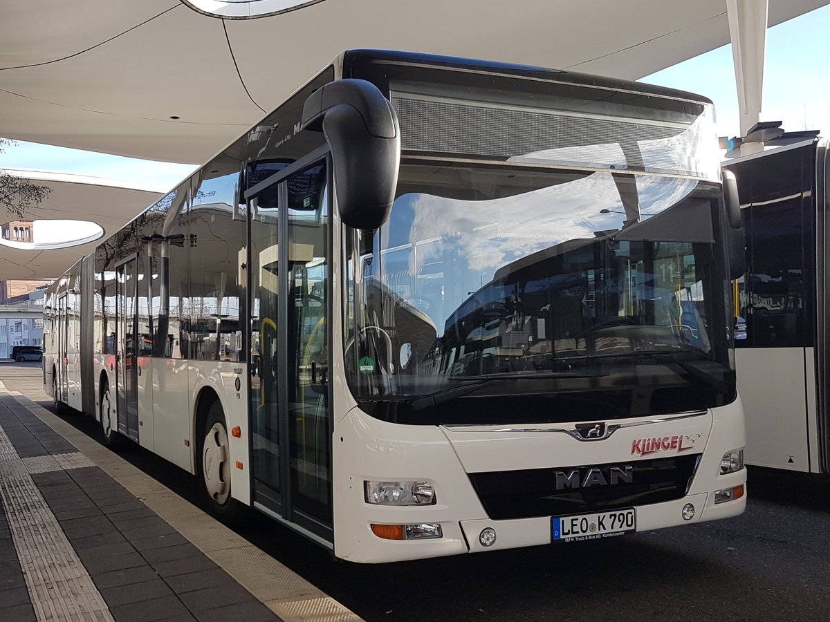 Hier wartet der LEO K 790 von Klingel Reisen auf seinen nächsten Einsatz. Gesichtet am 19 Dezember 2019 am Busbahnhof in Pforzheim.