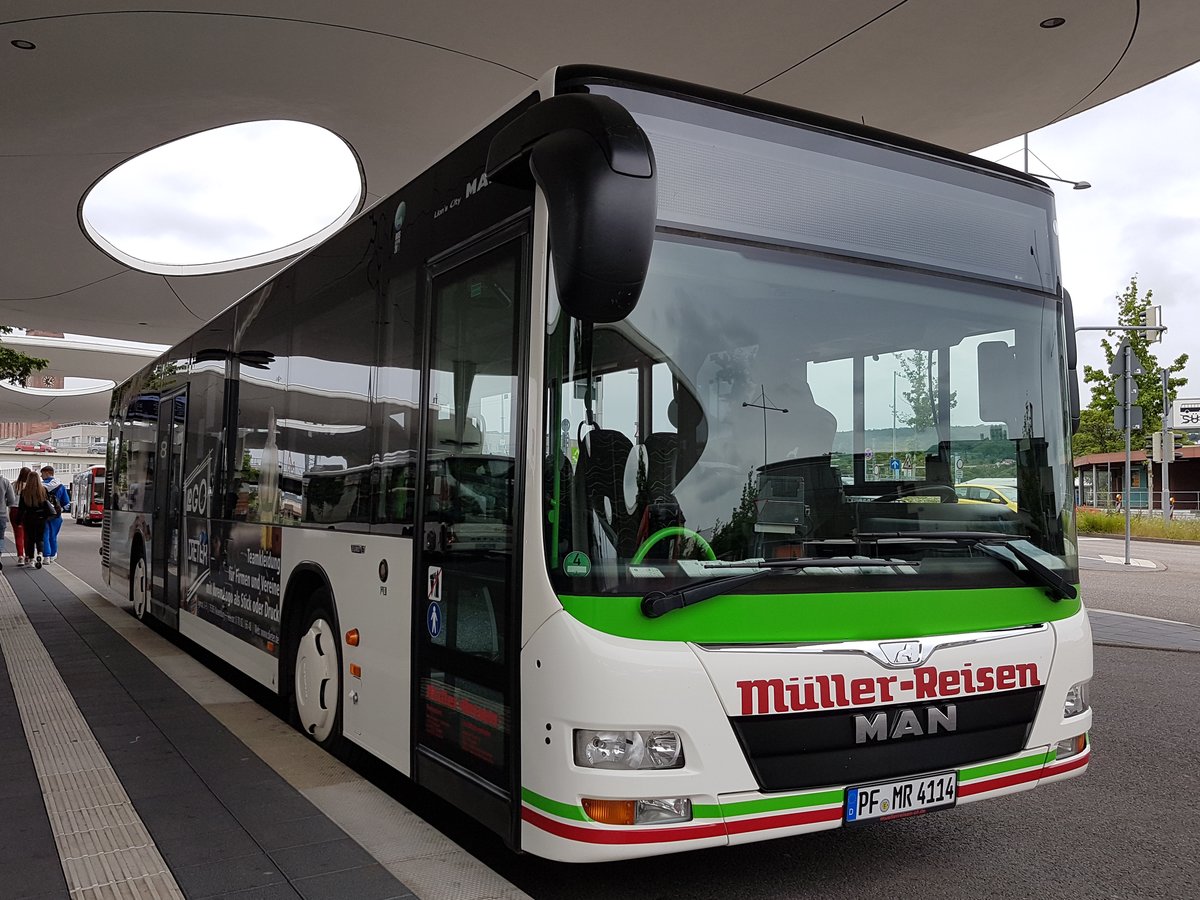 Hier wartet der PF MR 4114 von Müller Reisen auf seinen nächsten Ausflug. Fotografiert am 11.06.2019 am Bahnhof in Pforzheim.