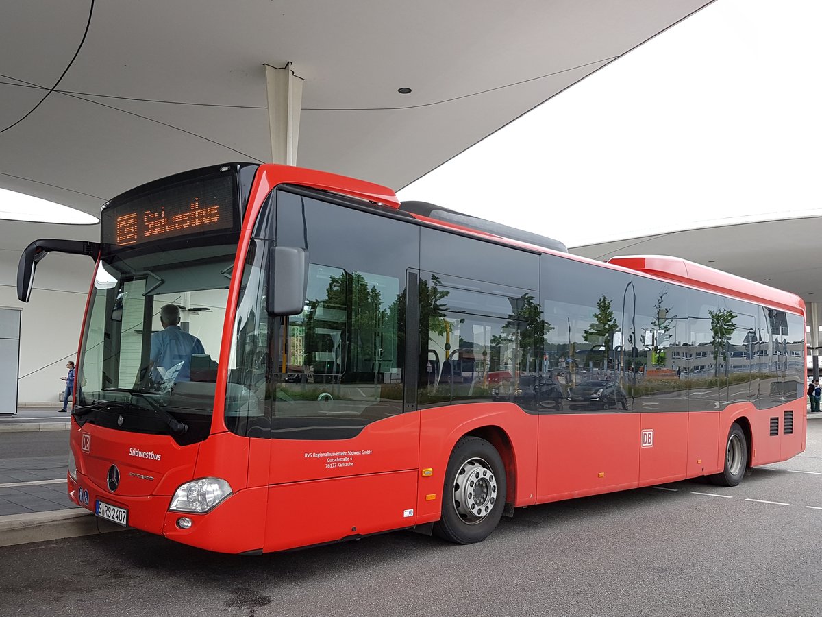 Hier wartet der S RS 2407 von der RBS (Leihwagen für RVS/Südwestbus) auf einen nächsten Einsatz. Erwischt am 11.06.2019 am Hauptbahnhof in Pforzheim.