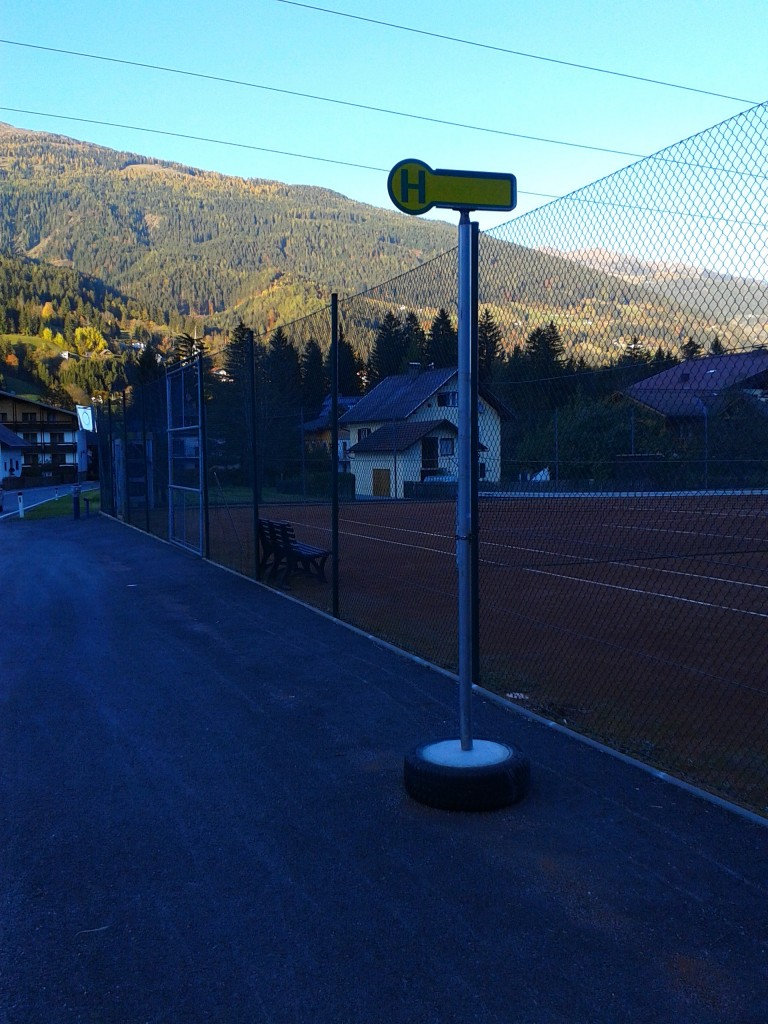 Hier zu sehen ist die am 14.9.2015, von der OGV neu eingeführte Bushaltestelle Berg im Drautal Tratten. Aufgenommen am 23.10.2015. (Kfl. 5021)