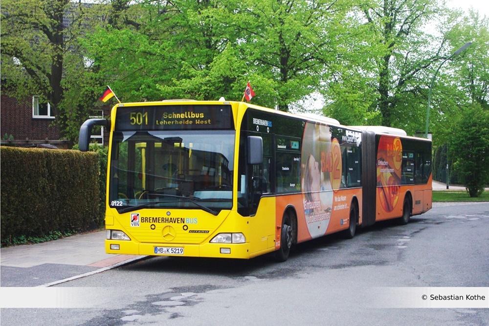 Hier zu sehen, ist der ehemalige KOM 0122 mit seiner Bäder-Werbung die explizit für das Bad 2 in Bremerhaven warb. Der Bus, ist leider längst ausgemustert. Das Foto
wurde im 05/2012 an der S-Bus-Endhaltestelle  Wulsdorf Bahnhofstr.  aufgenommen. 
