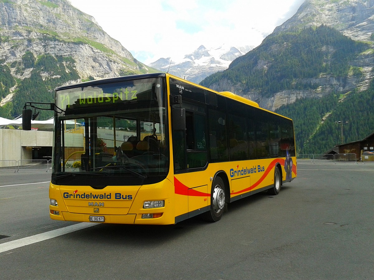 Hier zu sehen ist ein MAN Lion's City von Grindelwald Bus, unterwegs auf der Linie 71 (Grindelwald Bahnhof - Waldspitz). Aufgenommen am 23.7.2015 an der Haltestelle Grindelwald Bahnhof.