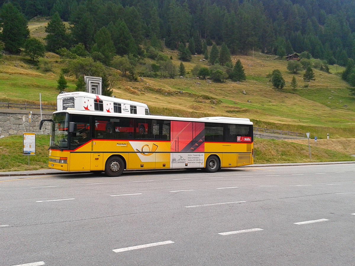 Hier zu sehen ist ein SETRA S 315 HF unterwegs auf der Kfl. 12.681 als Kurs 100 (Oberwald Bahnhof - Grimsel Passhöhe) am 23.7.2015 an der Haltestelle Oberwald Bahnhof.