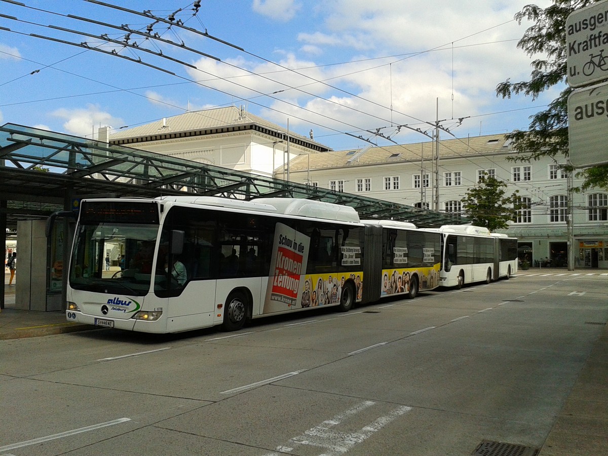 Hier zu sehen sind zwei Mercedes-Benz Citaro Facelift Gelenkbusse von albus Salzburg am 18.8.2015 an der Haltestelle Salzburg Hauptbahnhof.