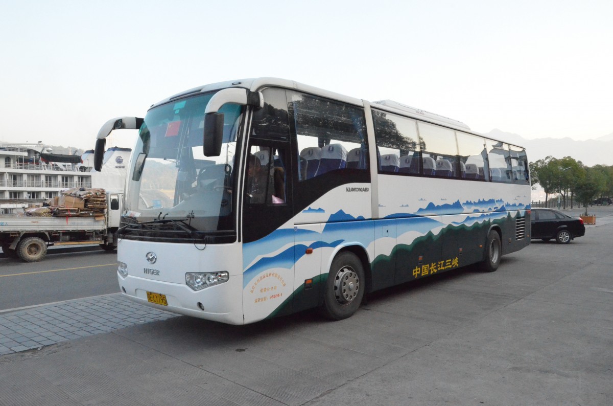 HIGER KLQ6129QAE3,ein Reisebus Sitzplatzkapazität für 47 + 1
Sitze gesehen in China am drei Schluchtendamm am 26.10.2014.
