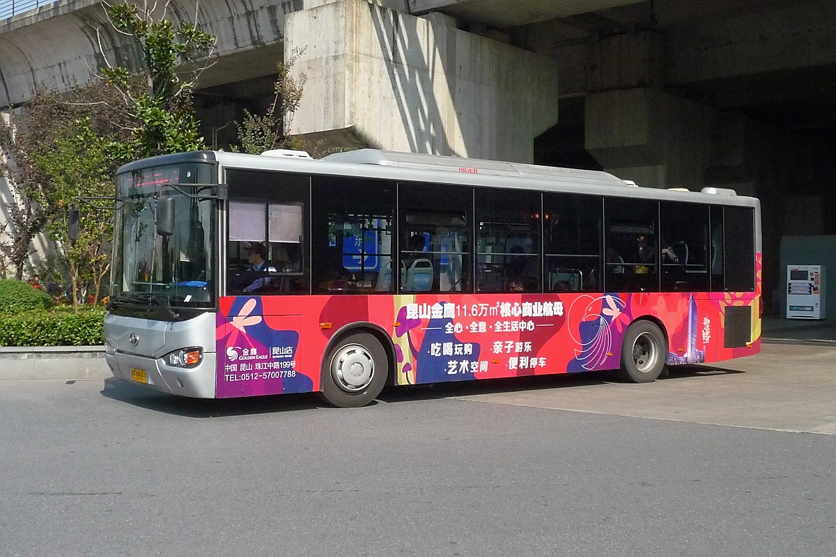 Higer-Stadtbus in Kunshan, Jiangsu, 11.10.2015, am Bahnhofs Kunshan-Nan