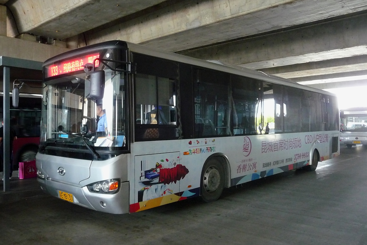 Higer-Stadtbus in Kunshan, Jiangsu, 3.10.2015, unterhalb der Gleiskörpers des Bahnhofs Kunshan-Nan.