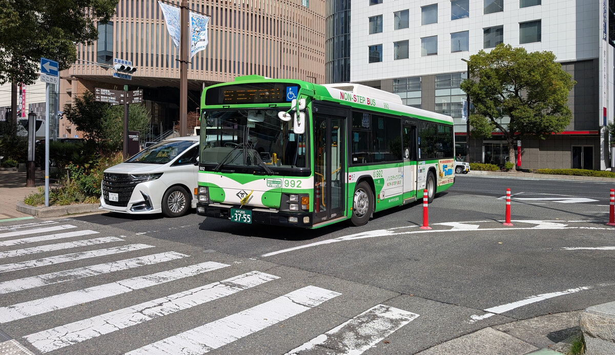 Hino Rainbow Bus 992 der Kōbe-shi kōtsū-kyoku, Hanadokeisen Street, Kōbe am 1. November 2025.