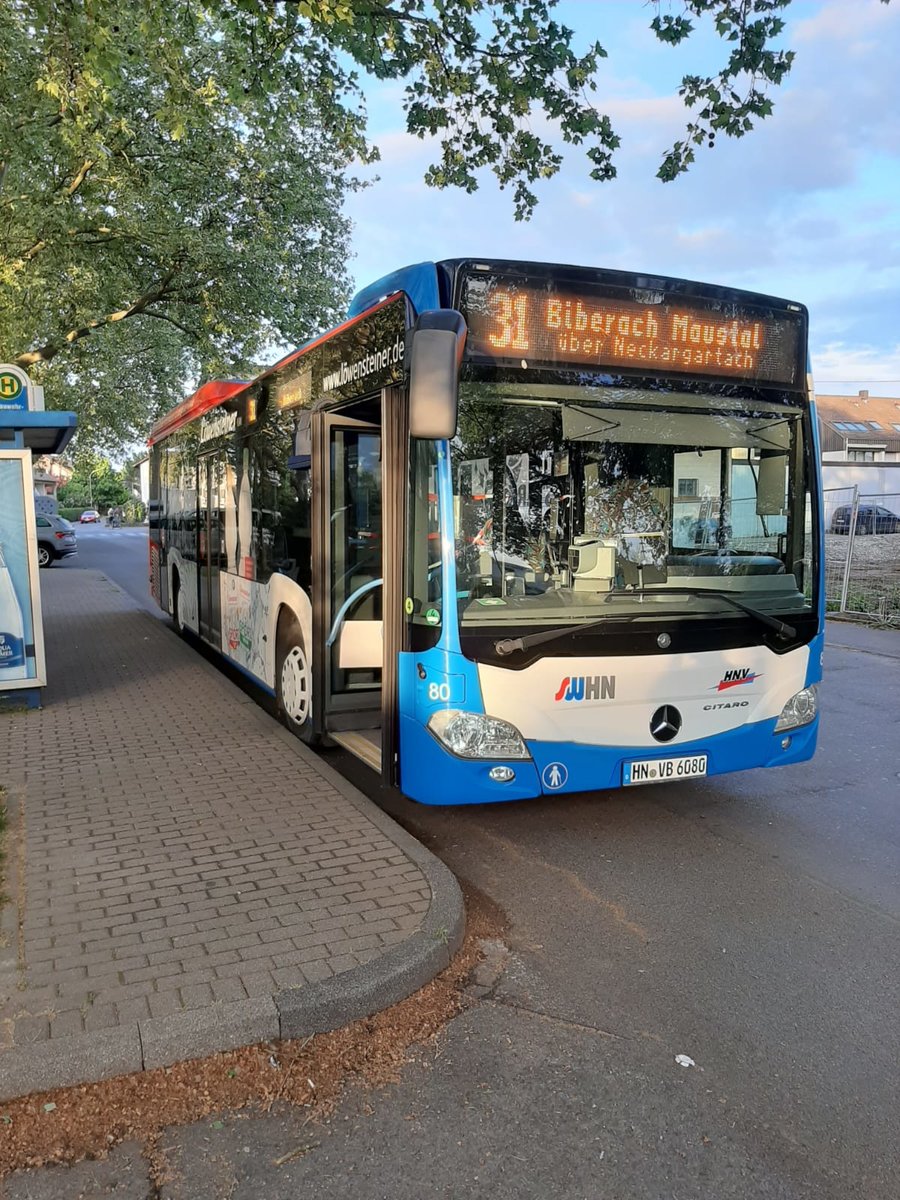 HN-VB-6080/Wagen 80(Baujahr 2014, Euro 6) der Stadtwerke Heilbronn steht an der Endhaltestelle der Linie 31 (Horkheim Stauwehrhalle) und wirbt für Löwenstiner Mineralwasser.
Bustyp: C2LE 