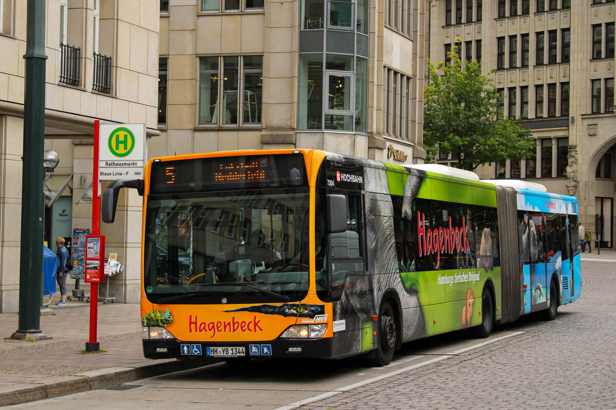 Hochbahn AG Wagen 7304, HH-YB 1344, steht an der Haltestelle Rathausmarkt in Hamburg als Linie 5, 5, August 2021, HH-Rathausmarkt