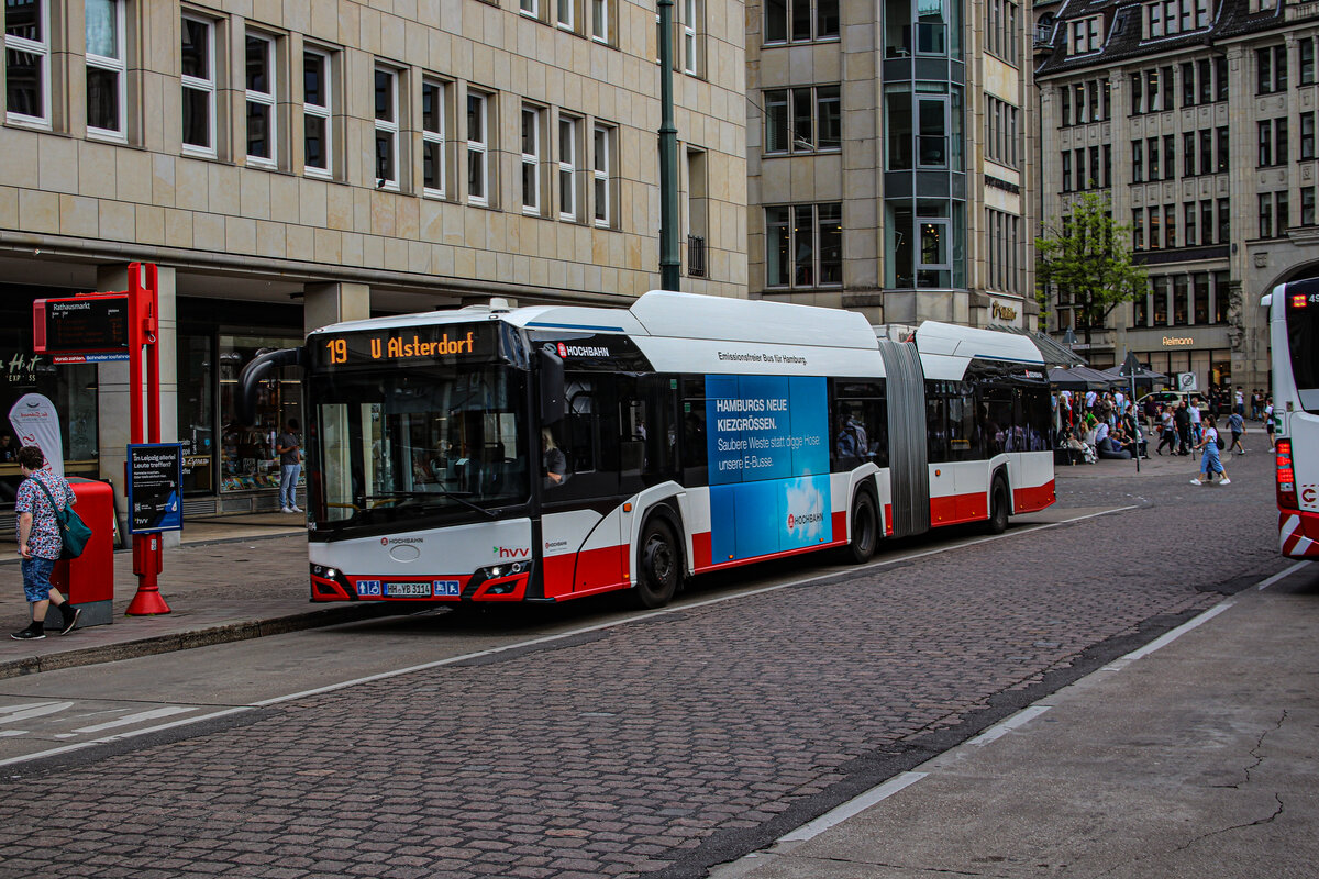 Hochbahn Wagen 3114 auf der Linie 19 zum U-Bahnhof Alsterdorf.