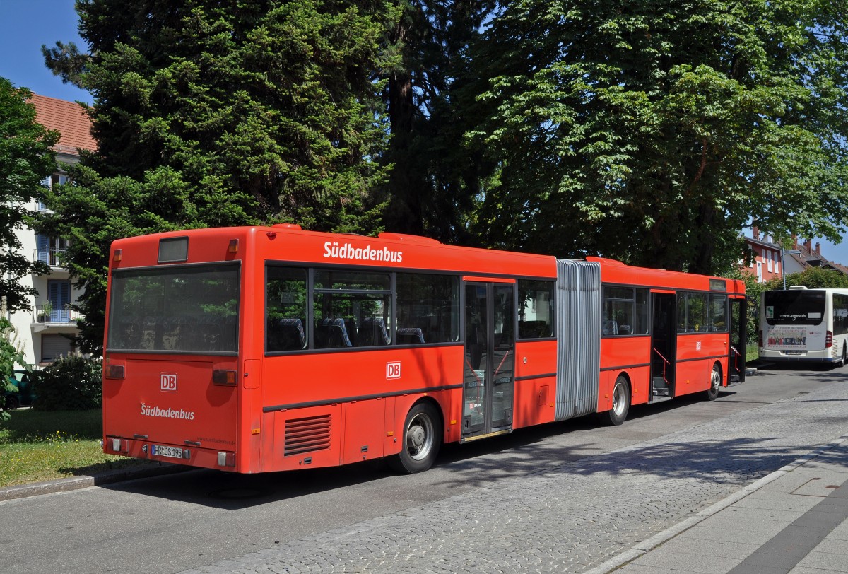 Hochfluriger Mercedes O 405 von Südbadenbus wartet beim Bahnhof Lörrach. Die Aufnahme stammt vom 10.07.2015.