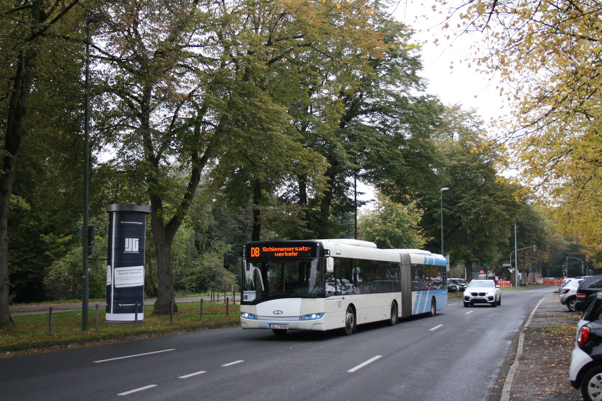 Hönninger aus Jülich ist für seinen teilweise recht bunten Fuhrpark bekannt. Ein Solaris Urbino 18 gehört ebenfalls in den Bestand, welcher hier als SEV am Bahnhof von Düsseldorf Benrath fotografiert wurde.