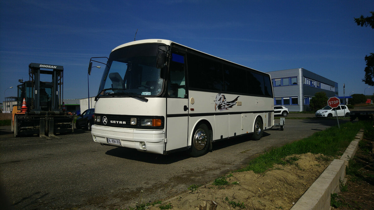 Hoerdt - 19. April 2022 : ein seltener Bus in Frankreich : Setra S 209 H. Dieser hier ist als Wohnmobil ausgerüstet.