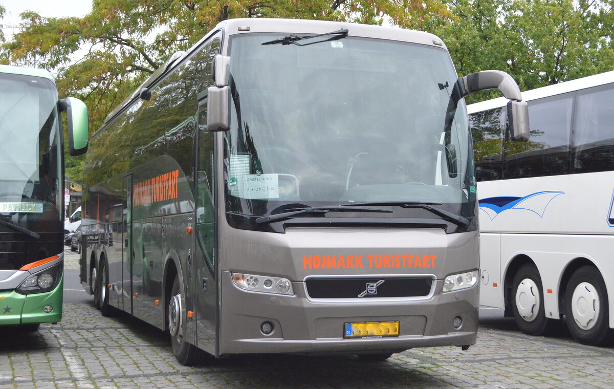 Hojmark Turistfart mit einem modernen VOLVO 9700 Reisebus am 23.09.21 Parkplatz Berlin Zoologischer Garten. 