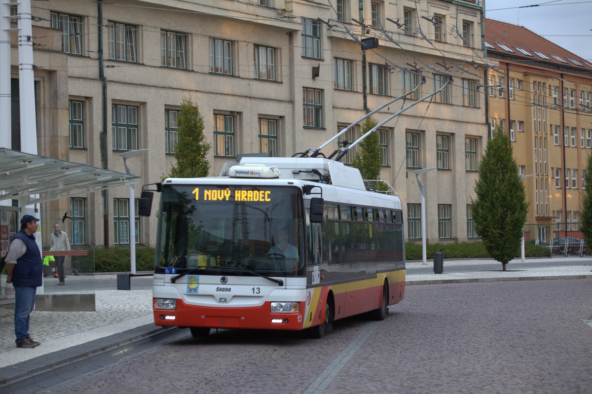 Hradec Kralove verfügt über ein gut ausgebautes Bus- und Obus Netz.
Ein Bus der Linie 1 an der Zentralen Haltestelle am Bahnhof. 25.09.2015 18:11 Uhr