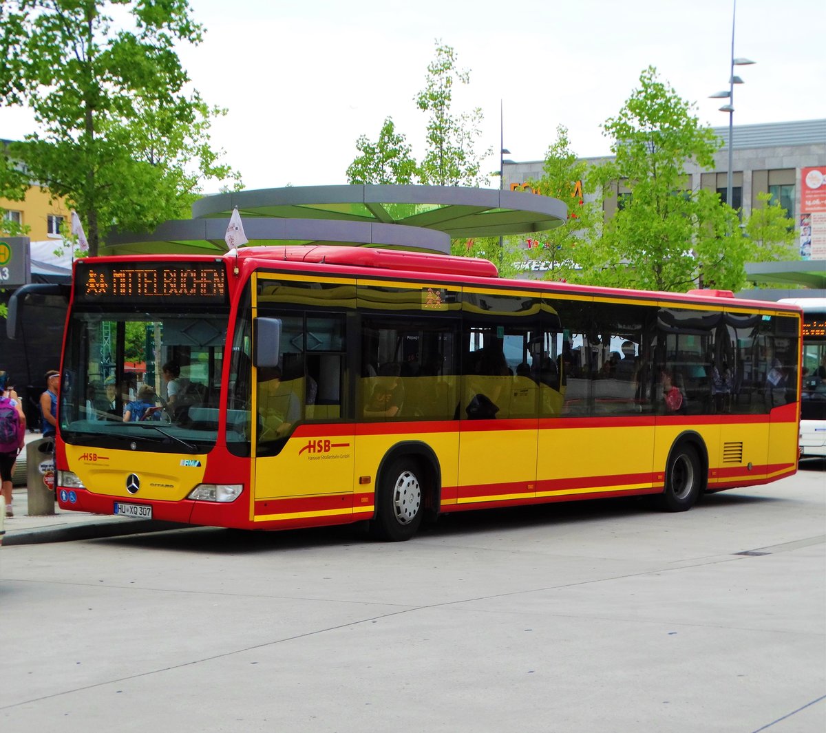 HSB Mercedes Benz Citaro 1 Facelift Wagen 37 mit Fähnchen zum Brüder Grimm Festspielen am 23.06.17 in Hanau Freiheitsplatz