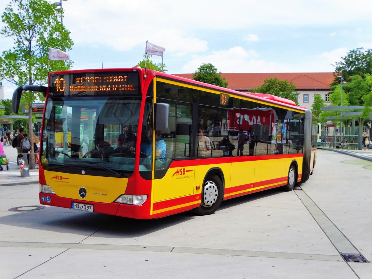 HSB Mercedes Benz Citaro 1 Facelift G Wagen 97 mit Fähnchen zum Brüder Grimm Festspielen am 23.06.17 in Hanau Freiheitsplatz