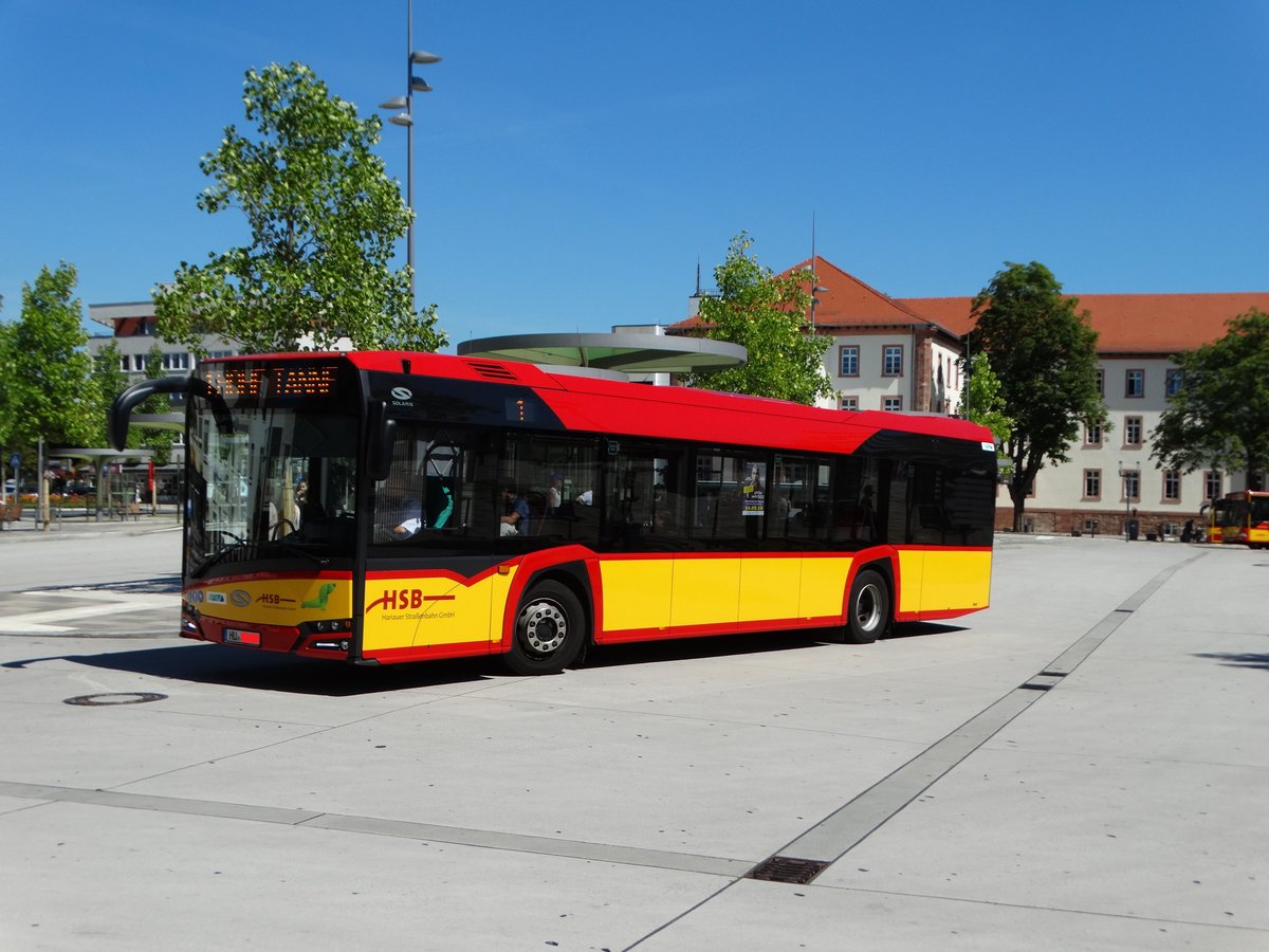 HSB Solaris Urbino 12 Wagen 16 am 16.08.16 verlässt Hanau Freiheitsplatz 