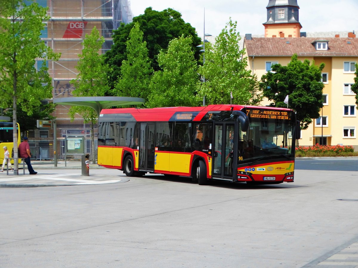HSB Solaris Urbino 12 Wagen 16 mit Fähnchen zum Brüder Grimm Festspielen am 23.06.17 in Hanau Freiheitsplatz