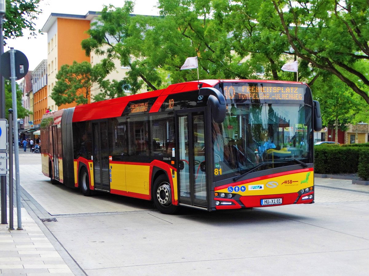HSB Solaris Urbino 18 Wagen 81 mit Fähnchen zum Brüder Grimm Festspielen am 23.06.17 in Hanau Freiheitsplatz