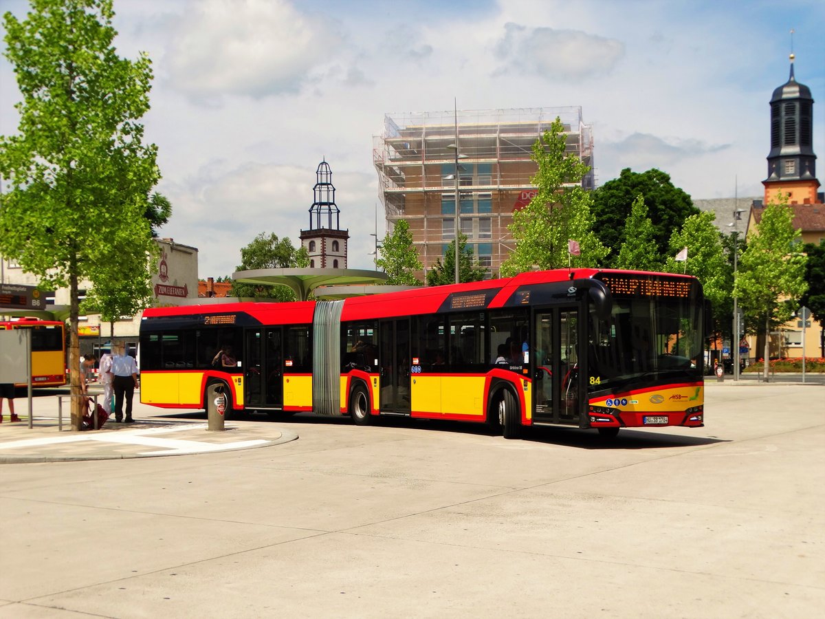 HSB Solaris Urbino 18 Wagen 84 mit Fähnchen zum Brüder Grimm Festspielen am 23.06.17 in Hanau Freiheitsplatz