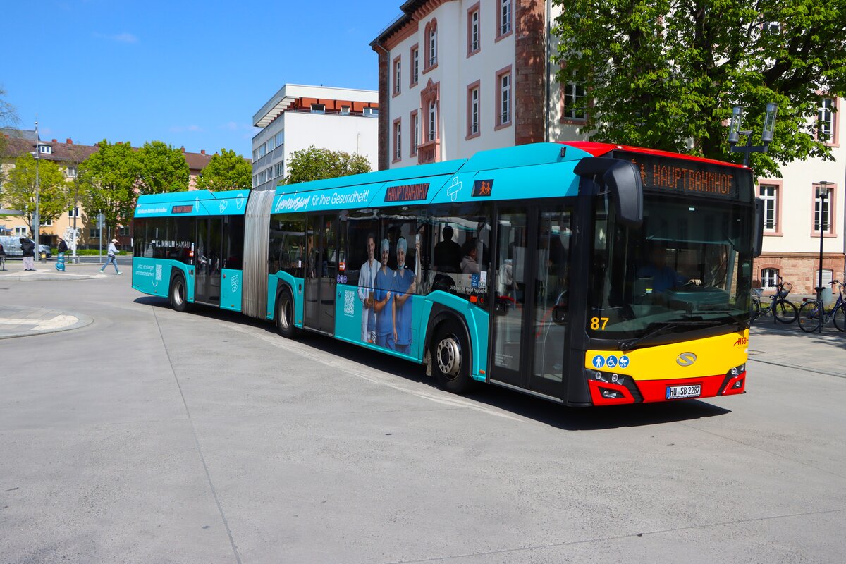 HSB Solaris Urbino 18 Wagen 87 am 14.04.26 in Hanau Freiheitsplatz