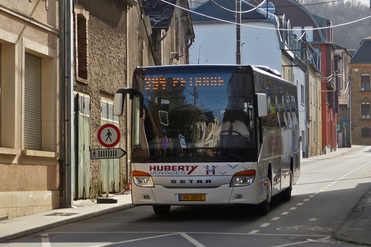 HU 3002, Setra S 415 UL von Voyages Hubery, in den engen Straßen von Petange unterwegs. 23.02.2021