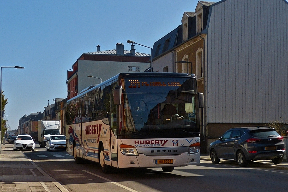 HU 3004, Setra S 415 UL von Voyages Huberty, gesehen in den Straßen von Petange. 24.03.2021
