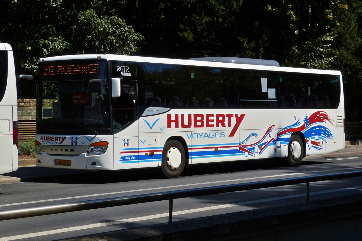 HU 3018, Setra S 415UL von Voyages Huberty, steht am Straßenrand in der Stadt Luxemburg. 08.2020 