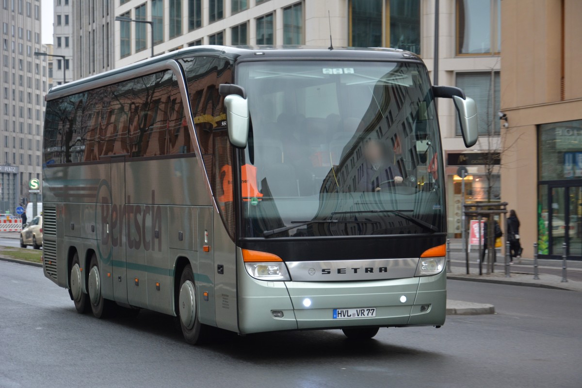HVL-VR 77 fährt am 14.03.2015 durch Berlin. Aufgenommen wurde ein Setra S 416 / Berlin Stresemannstraße.

