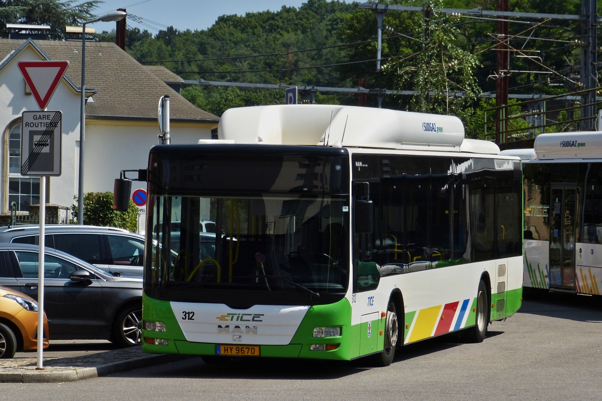 HY 9670, Man Lion’s City vom Tice, steht am Rande des Busbahnhofs in Esch - Alzette und wartet auf seinen Einsatz. 20.07.2021