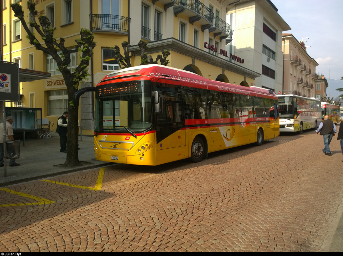 Hybrid-Postauto am 10. April 2015 am Bahnhof Bellinzona.