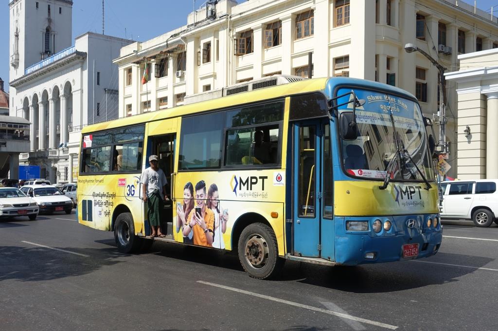 Hyundai Linienbus in Yangon, Myanmar Dezember 2016