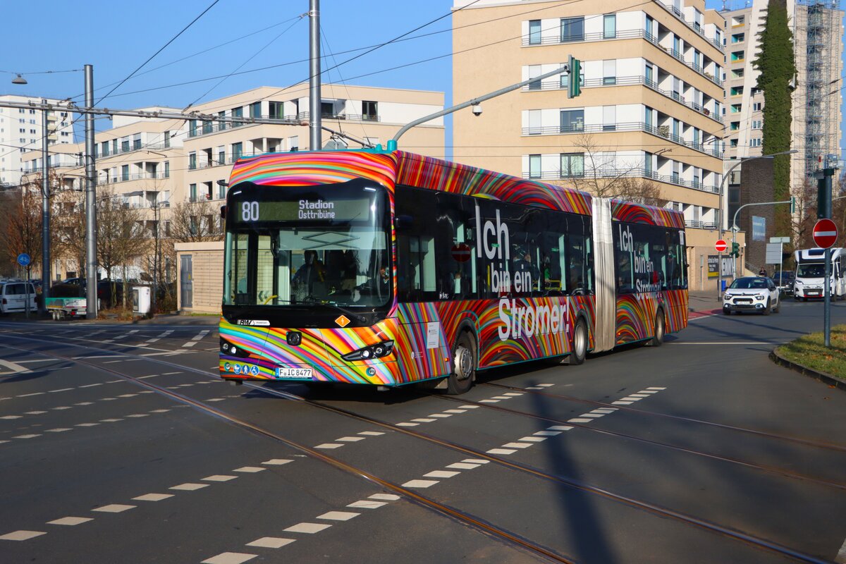 ICB Irizar Elektrogelenkbus Wagen 477 am 24.01.26 auf der Linie 80 in Frankfurt am Main