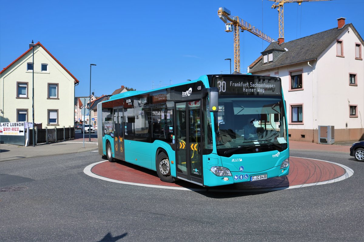 ICB Mercedes Benz Citaro 2 G Wagen 438 am 30.04.19 in Bad Vilbel Bhf auf der Linie 30