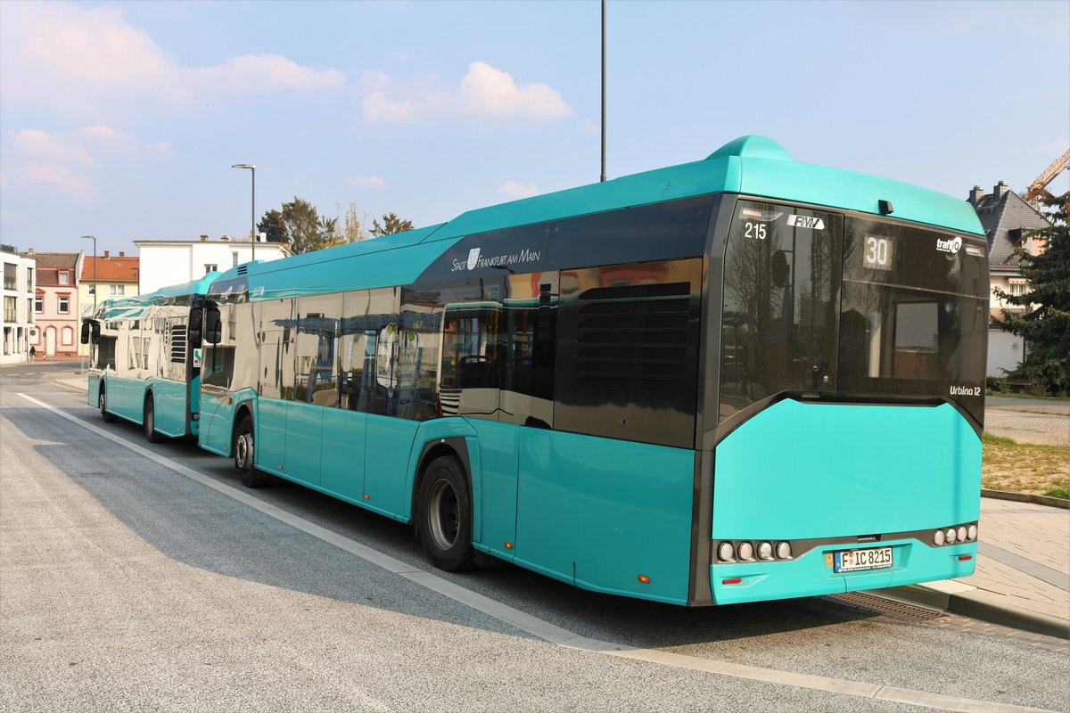 ICB Solaris Urbino 12 Wagen 208 und 215 am 31.03.19 in Bad Vilbel Bhf