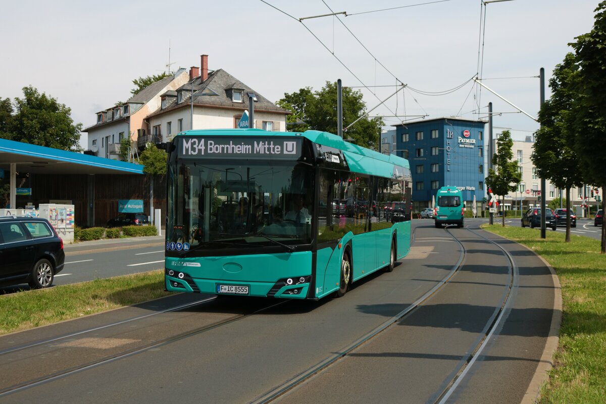 ICB Solaris Urbino 12 Wagen 555 auf der Linie 34 am 10.07.21 in Frankfurt am Main Friedberger Warte
