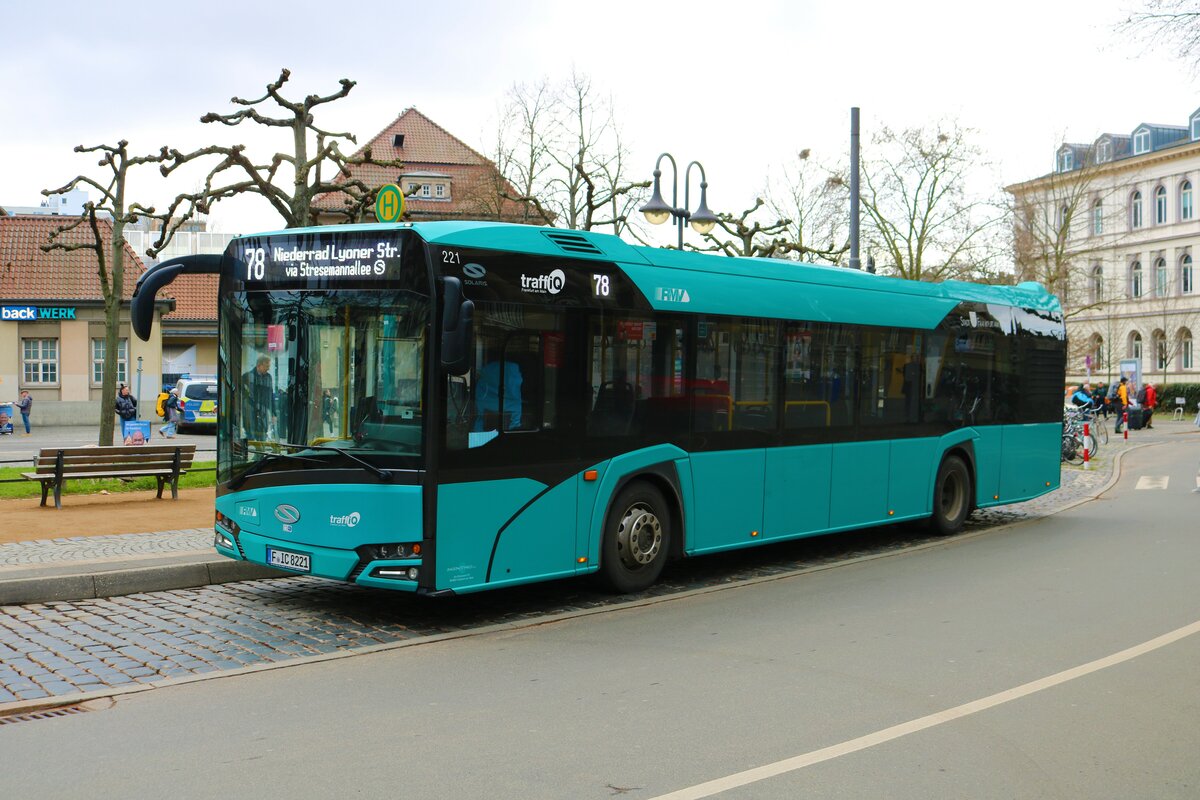 ICB Solaris Urbino 12 Wagen 221 am 25.02.23 in Frankfurt am Main