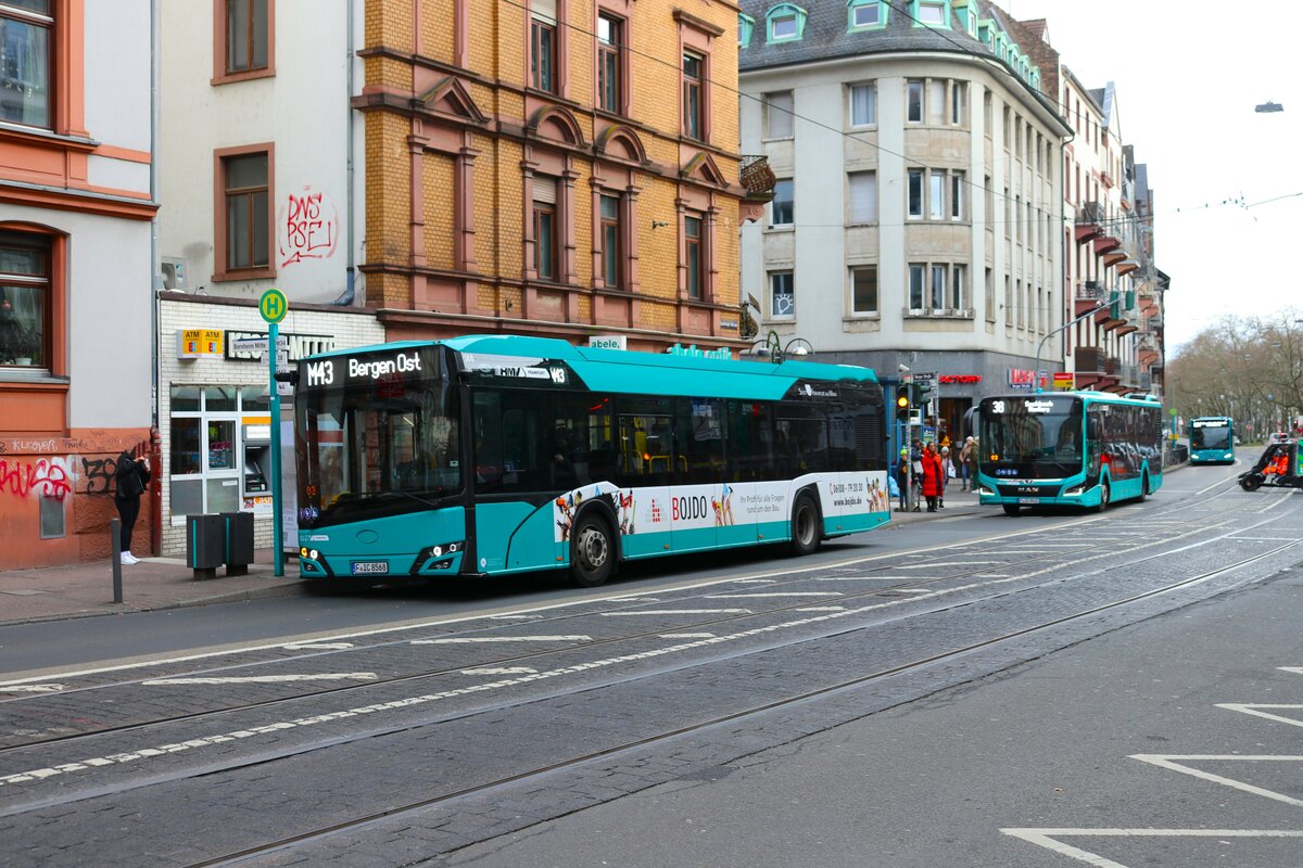 ICB Solaris Urbino 12 Wagen 586 am 29.12.23 in Frankfurt Bornheim Mitte