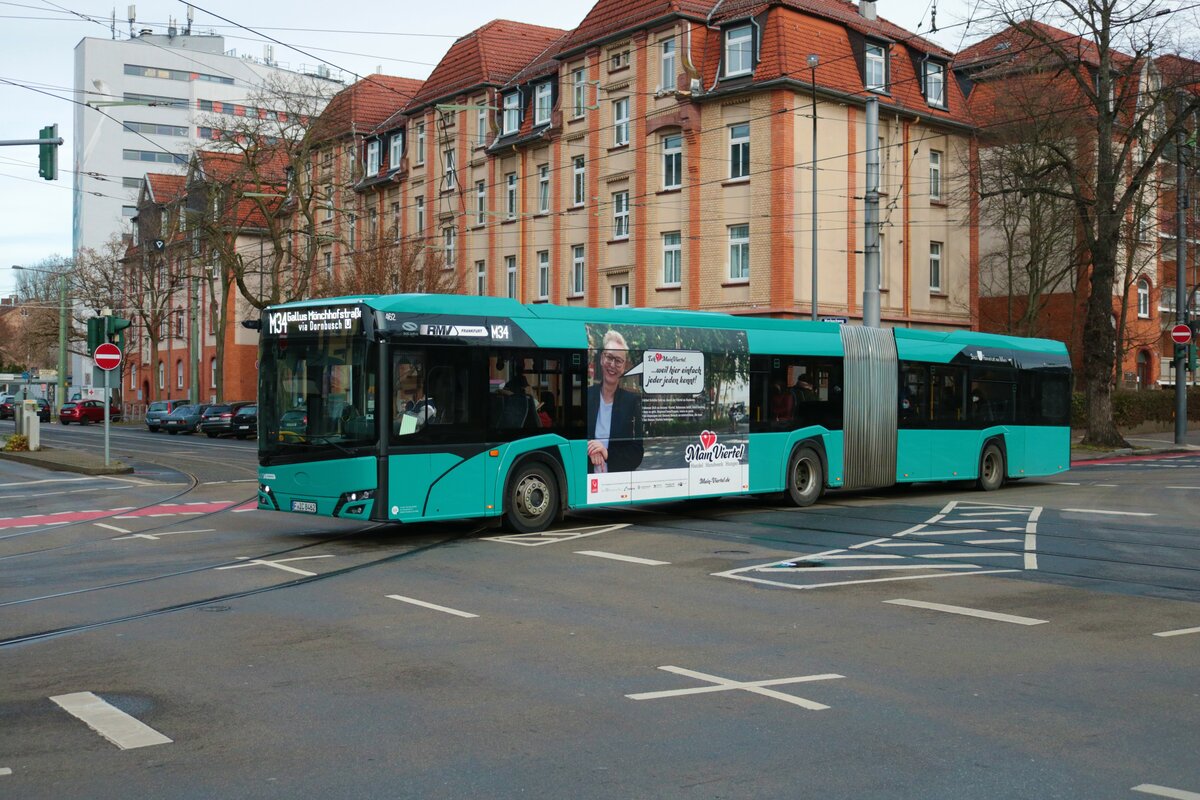 ICB Solaris Urbino 18 Wagen 462 am 10.12.21 in Frankfurt am Main auf der Linie M34