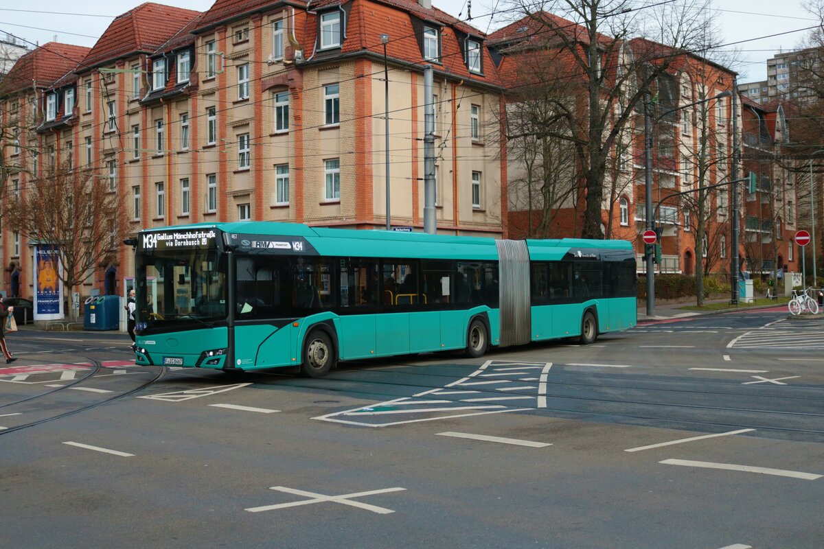ICB Solaris Urbino 18 Wagen 467 am 10.12.21 in Frankfurt am Main auf der Linie M34