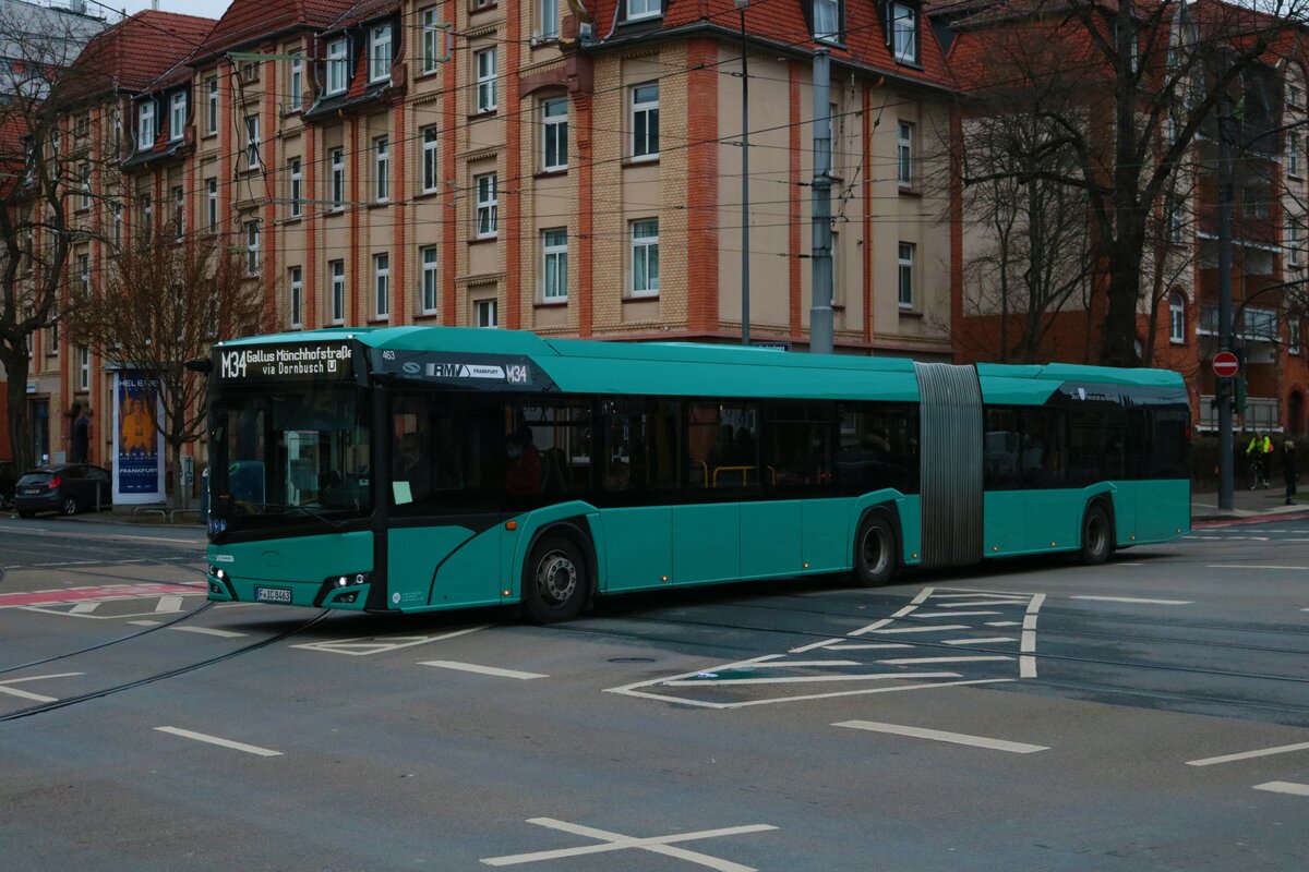 ICB Solaris Urbino 18 Wagen 463 am 10.12.21 in Frankfurt am Main auf der Linie M34