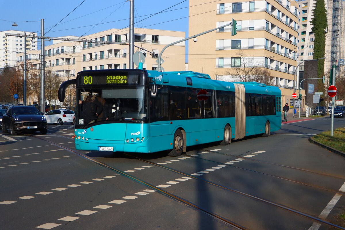 ICB Solaris Urbino 18 Wagen 391 am 24.01.26 auf der Linie 80 in Frankfurt am Main