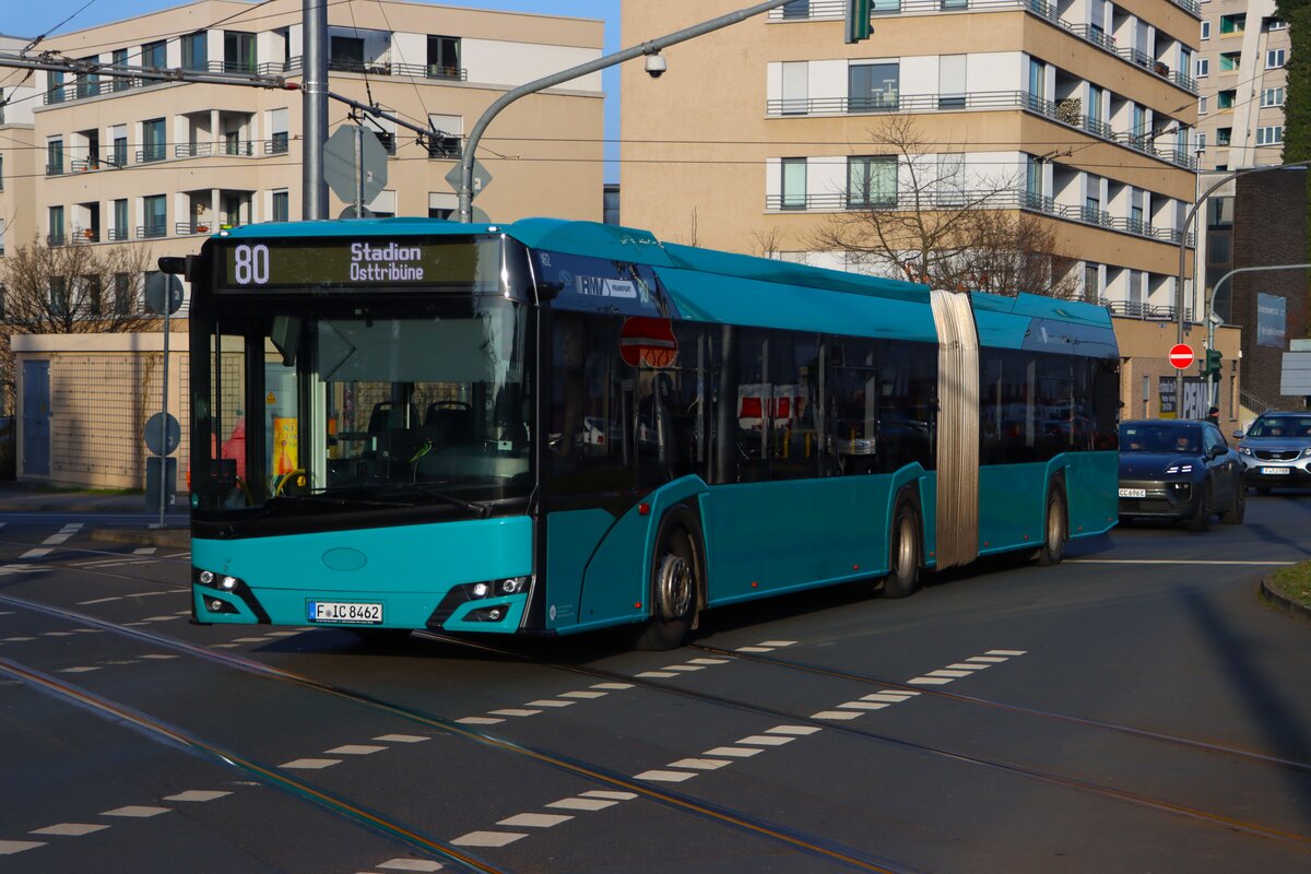 ICB Solaris Urbino 18 Wagen 462 am 24.01.26 auf der Linie 80 in Frankfurt am Main