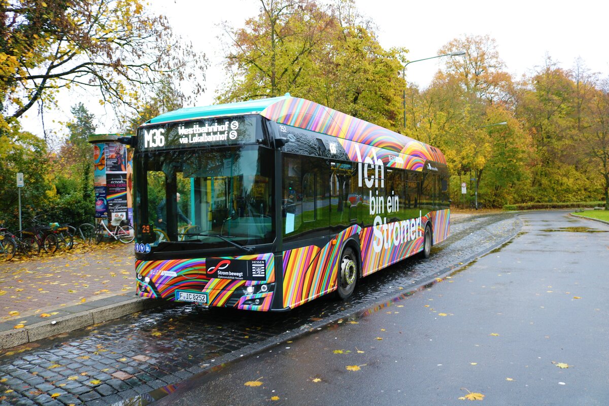 ICB Solaris Urbino Hydrogen Wasserstoff Bus Wagen 252 am 19.11.22 in Frankfurt am Main Hainer Weg